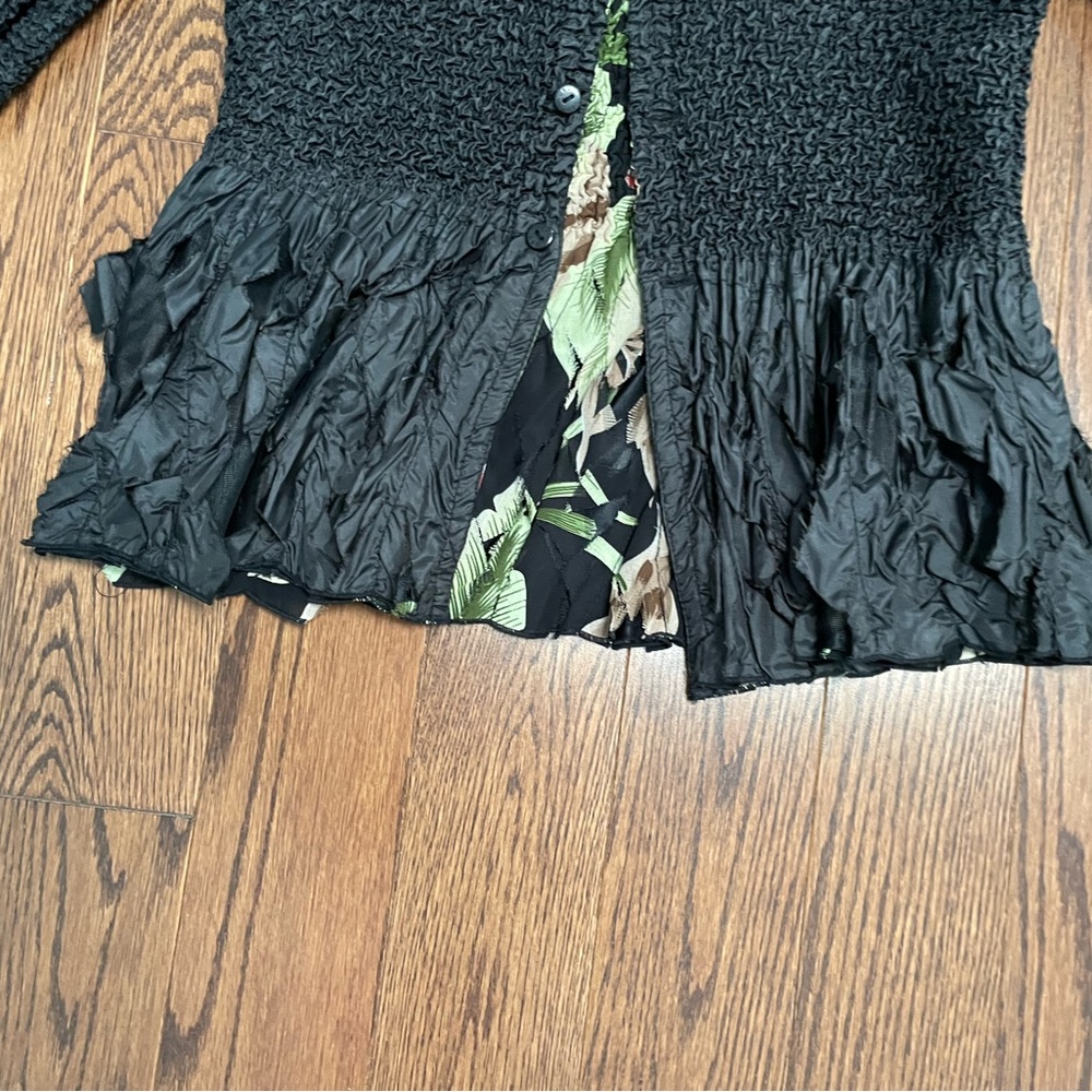 Beautiful, unique reversible blazer. Stretch bubble material. Ruffled borders. - Picture 7 of 8